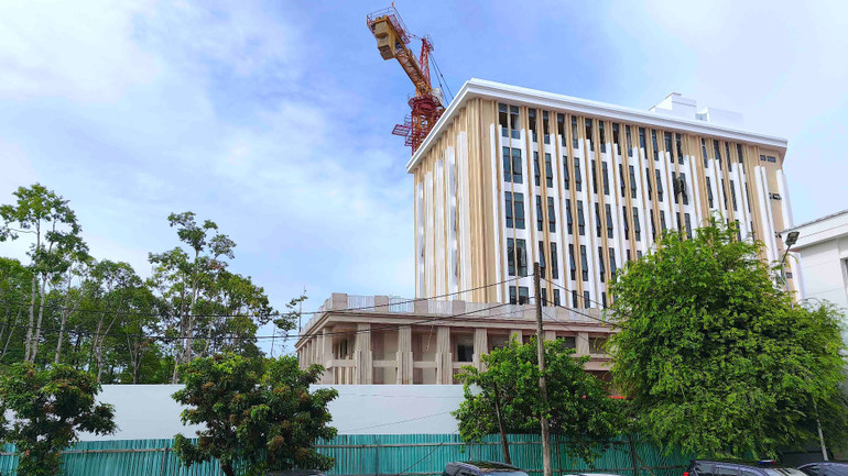 Trụ sở Tỉnh ủy Cà Mau và các cơ quan Đảng trực thuộc đang gấp rút hoàn thành giai đoạn cuối phục vụ nơi làm việc sau khi hợp nhất tỉnh Cà Mau và Bạc Liêu.