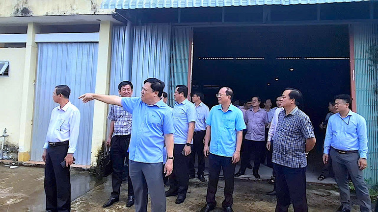 Lãnh đạo tỉnh Cà Mau và Bạc Liêu khảo sát một số địa điểm bố trí nhà công vụ cho cán bộ Bạc Liêu khi về công tác tại Cà Mau.