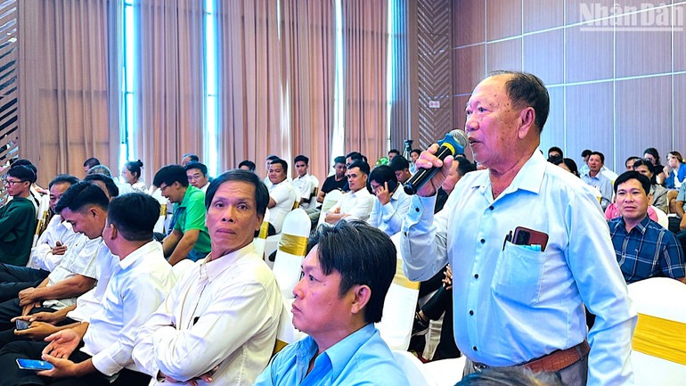 Nông dân Cà Mau tham dự hội thảo chuyên đề chia sẻ kinh nghiệm thực tế trong quá trình nuôi tôm siêu thâm canh. Nông dân Cà Mau tham dự hội thảo chuyên đề chia sẻ kinh nghiệm thực tế trong quá trình nuôi tôm siêu thâm canh.