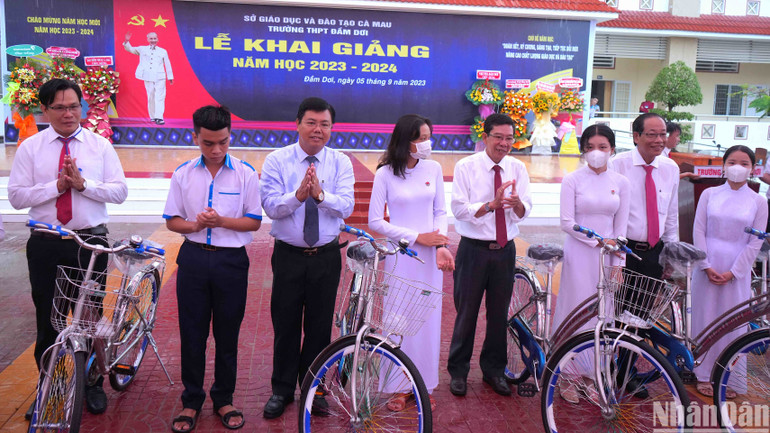 Đồng chí Ủy viên Trung ương Đảng, Bí thư Tỉnh uỷ Cà Mau Nguyễn Tiến Hải (thứ 3 từ trái qua) trao tặng xe đạp cho học sinh vượt khó học giỏi tại Trường Trung học phổ thông Đầm Dơi.
