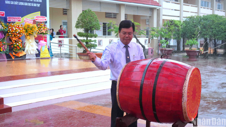 Đồng chí Ủy viên Trung ương Đảng, Bí thư Tỉnh ủy Cà Mau Nguyễn Tiến Hải đánh trống tựu trường nhân đến dự khai giảng tại Trường Trung học phổ thông Đầm Dơi.