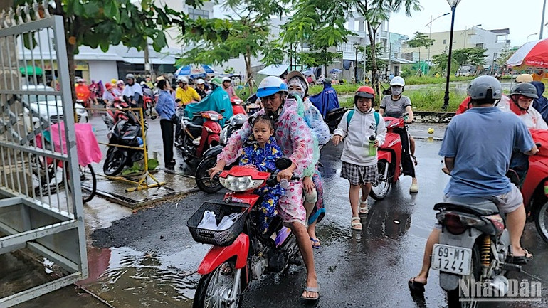 Học sinh Cà Mau đến trường bất chấp trời mưa to trong sáng ngày khai giảng năm học mới.