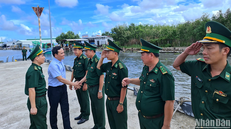 Phó Thủ tướng Trần Lưu Quang thăm cán bộ, chiến sĩ Đồn Biên phòng Sông Đốc, thuộc Bộ đội Biên phòng Cà Mau.