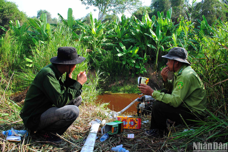 Lực lượng tham gia chữa cháy tranh thủ ăn lót dạ ngay bìa rừng để có sức tiếp tục làm nhiệm vụ sau một đêm đương đầu với đám cháy lớn.