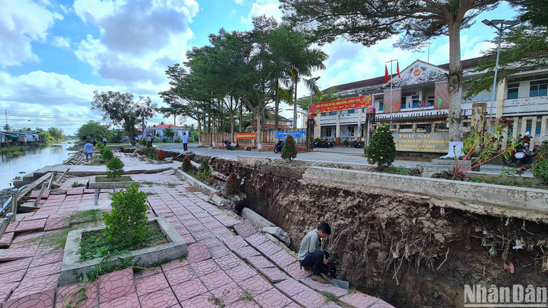 Khu bờ kè trước mặt trụ sở xã Khánh Hưng (huyện Trần Văn Thời) xảy ra sụt lún nặng vào sáng 20/2.