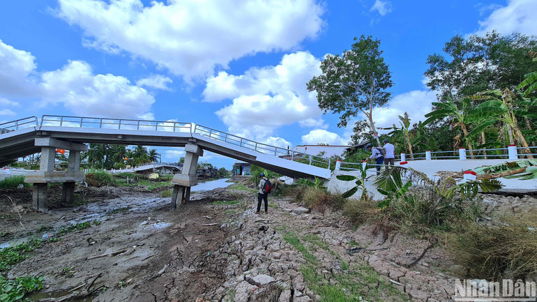 Sụt lún không chỉ làm hư hỏng mặt đường mà còn làm siêu vẹo 2 cây cầu trên địa bàn xã Khánh Hưng (huyện Trần Văn Thời).