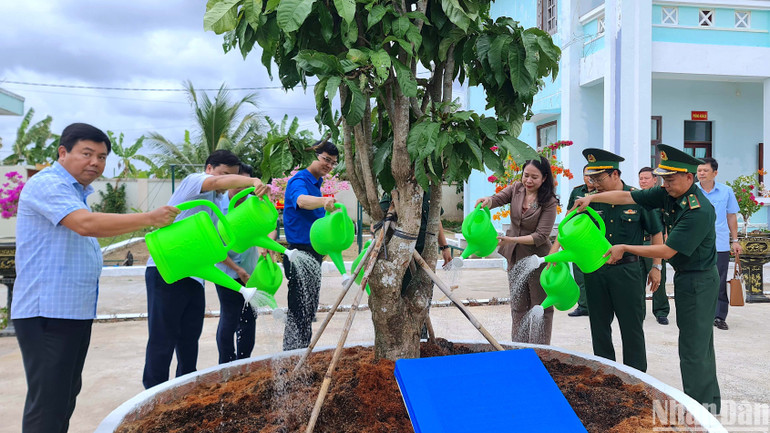 Phó Chủ tịch nước Võ Thị Ánh Xuân trồng cây lưu niệm khi đến thăm cán bộ, chiến sĩ Đồn Biên phòng Rạch Gốc.