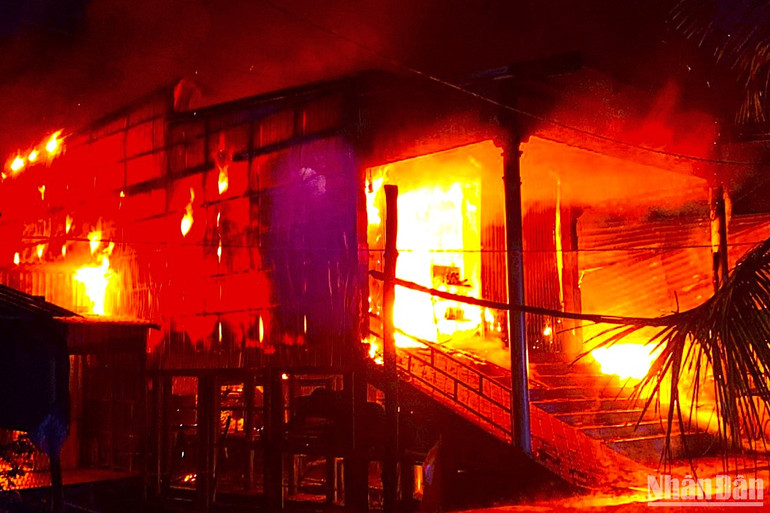 Khói lửa ngùn ngụt tại căn nhà của gia đình ông Hồ Chí Anh vào rạng 15/5.