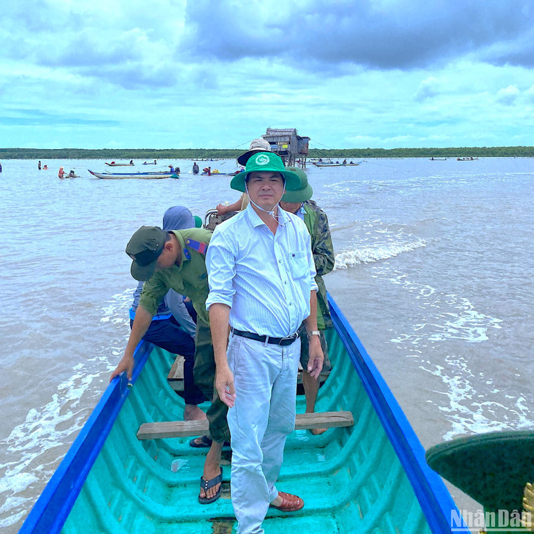 Lực lượng chức năng Cà Mau tham gia tuyên truyền, vận động người khai thác nghêu giống không xâm phạm vùng nuôi nghêu thương phẩm của Hợp tác xã.
