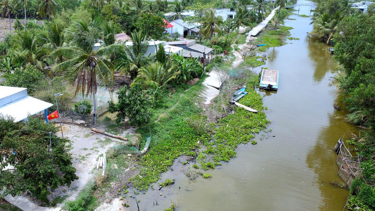 Giao thông tuyến đường bờ Nam kênh Quảng Hảo bị chia cắt hoàn toàn vì sụt lún gây hư hỏng lộ nông thôn nhưng tới nay chưa được khắc phục.