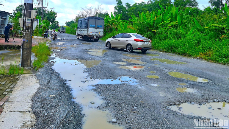 Lưu lượng xe cộ khá đông nhưng tuyến đường Mậu Thân chi chít ổ gà, ổ voi, không bảo đảm an toàn giao thông.