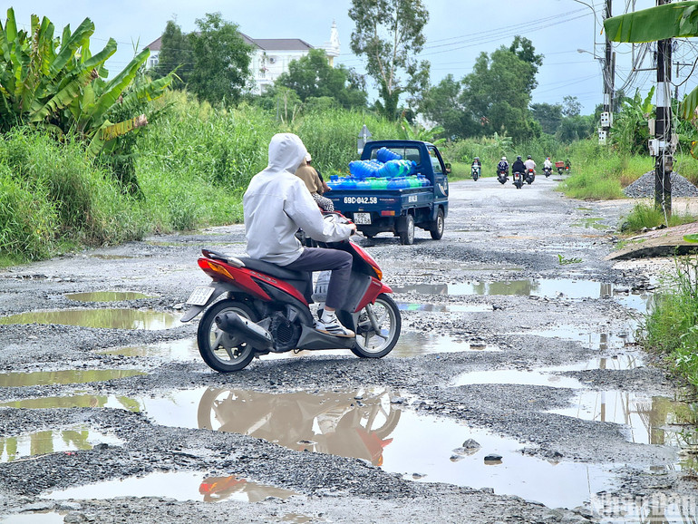 Nhiều đoạn trên tuyến Mậu Thân hư hỏng nặng, xe ô-tô, gắn máy dù “nhích từng bước” cũng không thể tránh hết được ổ gà, ổ voi.