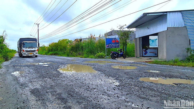 Cơ quan chức năng thành phố Cà Mau có tiến hành dặm vá, sửa chữa trên tuyến Mậu Thân nhưng mặt đường hư hỏng phát sinh liên tục.