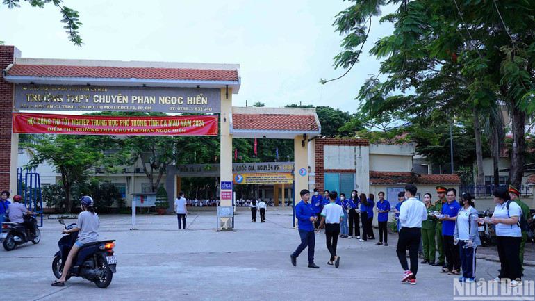 Lực lượng tình nguyện Cà Mau tham gia “tiếp sức mùa thi”, hỗ trợ thí sinh.