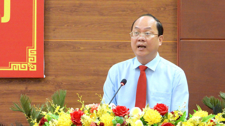 Bí thư Tỉnh ủy Cà Mau Nguyễn Hồ Hải phát biểu cảm ơn những đóng góp tích cực, quý báu của đồng chí Nguyễn Tiến Hải trong vai trò Chủ tịch Hội đồng nhân dân tỉnh Cà Mau.