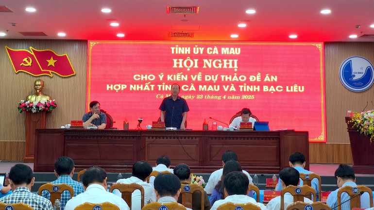 Bí thư Tỉnh ủy Cà Mau Nguyễn Hồ Hải (đứng) phát biểu giao nhiệm vụ tại hội nghị.