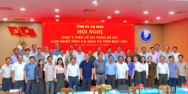 Ban Chấp hành Đảng bộ tỉnh Cà Mau chụp hình lưu niệm sau khi thông qua Nghị quyết thống nhất đề án hợp nhất Cà Mau và tỉnh Bạc Liêu thành tỉnh Cà Mau.