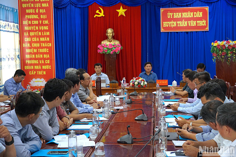 Phó Chủ tịch Ủy ban nhân dân tỉnh Cà Mau Lê Văn Sử (giữa, bàn trên) làm việc với cán bộ chủ chốt huyện Trần Văn Thời ngay sau chuyến kiểm tra thực tế tình hình ứng phó với hạn hán, sụt lún đất.