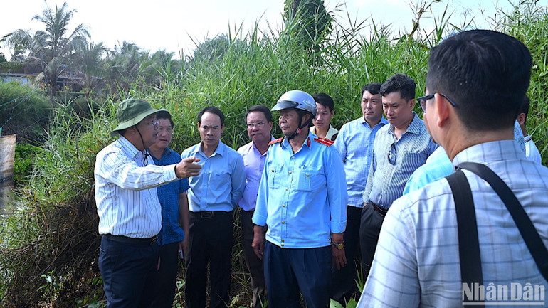 Ủy viên Trung ương Đảng, Bí thư Tỉnh ủy Cà Mau Nguyễn Tiến Hải kiểm tra thực tế tình hình ứng phó khô hạn ở vùng ngọt huyện Trần Văn Thời vào sáng 16/2.