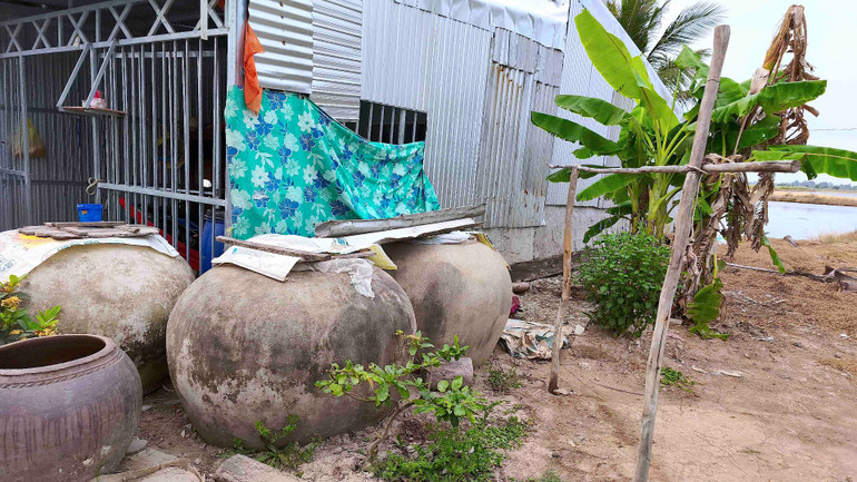 Không khoan được giếng nước ngầm vì bị nhiễm phèn, người dân ấp Thanh Tùng (xã Biển Bạch) dùng lu, khạp trữ nước mưa nhưng không đủ dùng trong những tháng mùa khô.