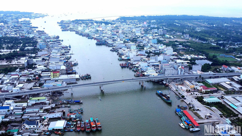 Một góc quê biển Sông Đốc (huyện Trần Văn Thời) ngày nay, nơi từng diễn ra sự kiện chuyến tàu tập kết ra bắc tại cửa biển Sông Ông Đốc vào năm 1954. Một góc quê biển Sông Đốc (huyện Trần Văn Thời) ngày nay, nơi từng diễn ra sự kiện chuyến tàu tập kết ra bắc tại cửa biển Sông Ông Đốc vào năm 1954.