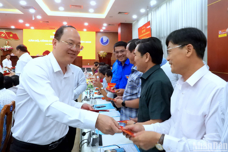 Bí thư Tỉnh ủy Cà Mau Nguyễn Hồ Hải (bìa trái) phát lì xì mừng năm mới cán bộ, công chức, viên chức ngày họp mặt làm việc đầu năm.