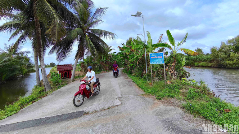 Hàng loạt biển cấm không được khai thác thủy sản bằng xung điện, kích điện được phổ biến tại các vùng nông thôn Cà Mau.