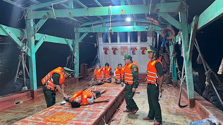 Đồn Biên phòng Sông Đốc thuộc Bộ đội Biên phòng Cà Mau phối hợp cùng ngư dân cứu nạn thành công 5 thuyền viên bị chìm tàu trên biển đưa vào bờ an toàn (tháng 10/2024).