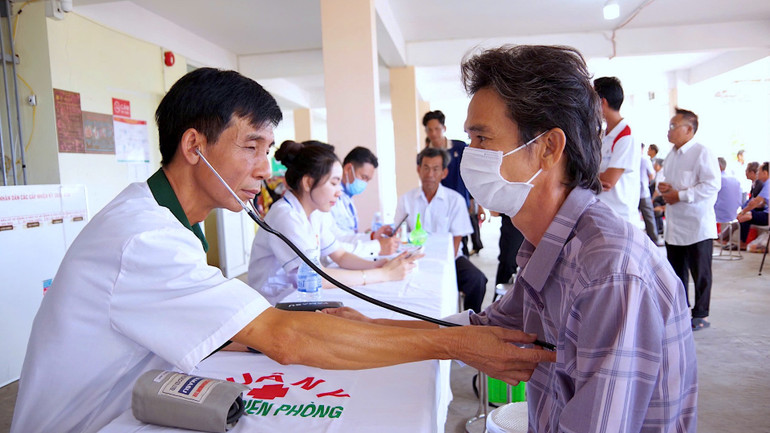 Quân y Bộ đội Biên phòng Cà Mau khám bệnh, cấp thuốc miễn phí cho người dân nghèo trong chương trình Ngày hội Biên phòng toàn dân.