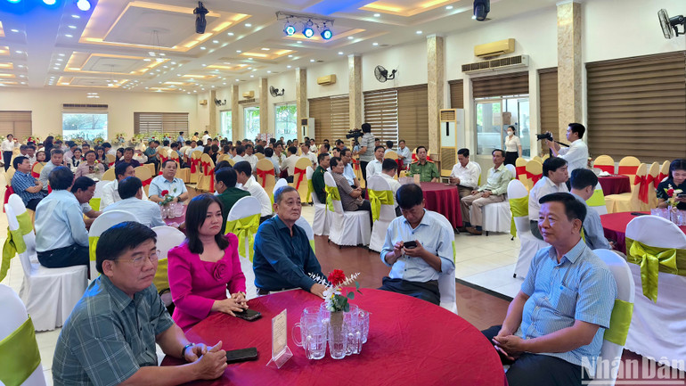 Buổi họp mặt có sự tham dự của nhiều lãnh đạo trong Ban Thường vụ Tỉnh ủy và đại diện nhiều sở, ngành, địa phương trong tỉnh Cà Mau.