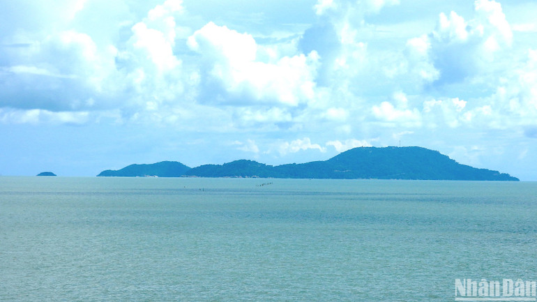 Cụm đảo Hòn Khoai của tỉnh Cà Mau khá gần tuyến hàng hải quốc tế, thích hợp kêu gọi đầu tư cảng biển nước sâu.