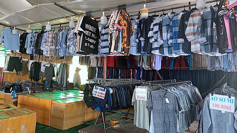 Hàng hóa bày bán trong hội chợ rất ít sản phẩm OCOP, ẩm thực và các mặt hàng chủ lực của huyện Trần Văn Thời và miền biển Sông Đốc.