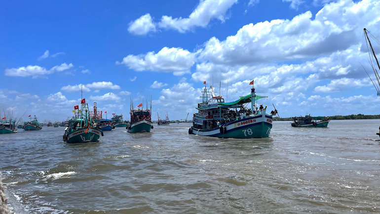 Nghinh Ông Sông Đốc là một trong những lễ hội dân gian đặc thù và lớn nhất trong năm của ngư dân miền biển Cà Mau, thu hút đông đảo khách thập phương.