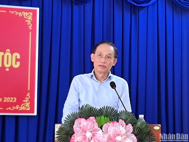 Đồng chí Lê Hoài Trung phát biểu chỉ đạo tại Ngày hội đại đoàn kết toàn dân tộc tổ chức điểm tại xã Hàm Rồng (huyện Năm Căn, tỉnh Cà Mau).