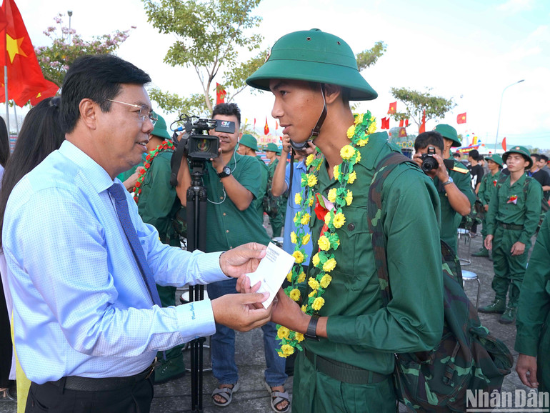 Ủy viên Trung ương Đảng, Bí thư Tỉnh ủy Cà Mau Nguyễn Tiến Hải tặng quà động viên chiến sĩ mới trước giờ lên đường nhập ngũ.