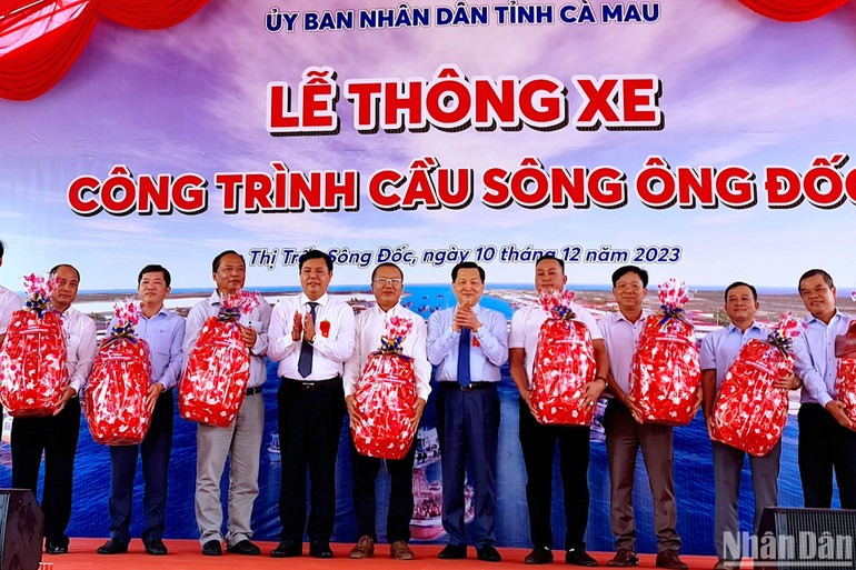 Phó Thủ tướng Lê Minh Khái và lãnh đạo tỉnh Cà Mau tặng quà cho các tổ chức, cá nhân trong vùng dự án xây dựng cầu bắt qua sông Ông Đốc.