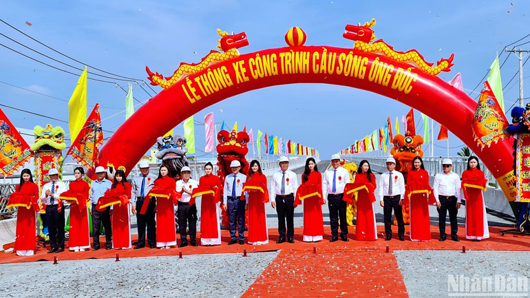 Phó Thủ tướng Lê Minh Khái cùng lãnh đạo các bộ, ngành Trung ương và địa phương thực hiện nghi thức cắt băng thông xe cầu Ông Đốc.