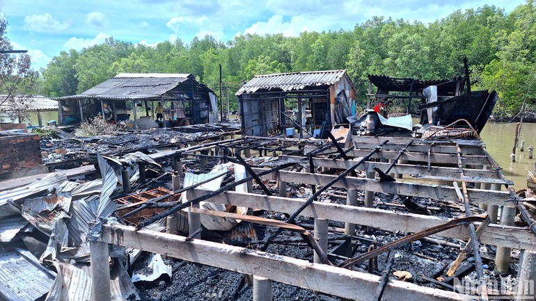 Khung cảnh hoang tàn, ngỗn ngang sau vụ cháy tại xã Đất Mũi, huyện Ngọc Hiển, tỉnh Cà Mau.