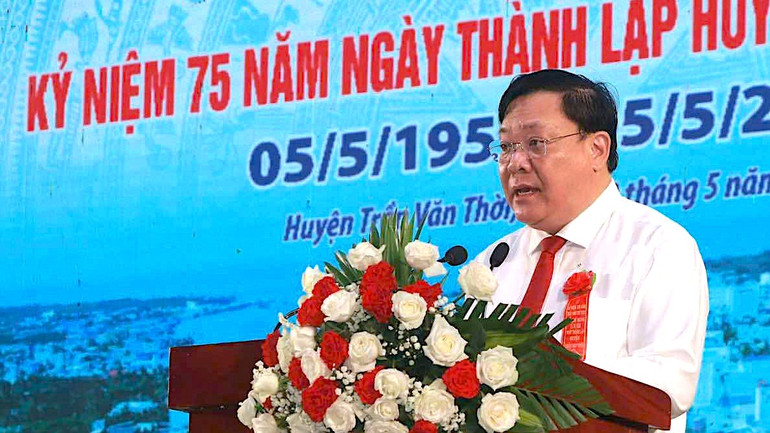 Chủ tịch Ủy ban nhân dân tỉnh Cà Mau Phạm Thành Ngại đọc diễn văn tại buổi lễ. Chủ tịch Ủy ban nhân dân tỉnh Cà Mau Phạm Thành Ngại đọc diễn văn tại buổi lễ.