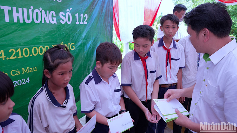 Các đơn vị đồng hành chương trình “Cầu nối yêu thương” trao tặng quà cho hộ nghèo, học sinh hiếu học vượt khó.