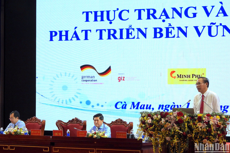 Thứ trưởng Nông nghiệp Phùng Đức Tiến (bên phải) phát biểu tại Hội nghị “Thực trạng và giải pháp phát triển bền vững ngành hàng tôm” vào chiều 11/12. Thứ trưởng Nông nghiệp Phùng Đức Tiến (bên phải) phát biểu tại Hội nghị “Thực trạng và giải pháp phát triển bền vững ngành hàng tôm” vào chiều 11/12.