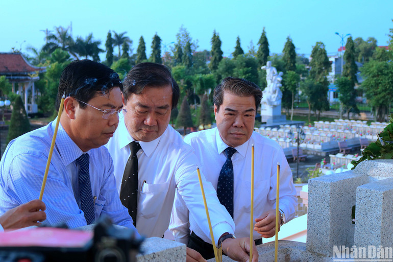 Lãnh đạo, nguyên lãnh đạo tỉnh Cà Mau dâng hoa, dâng hương tại Nghĩa trang liệt sĩ tỉnh vào các dịp lễ quan trọng của đất nước.