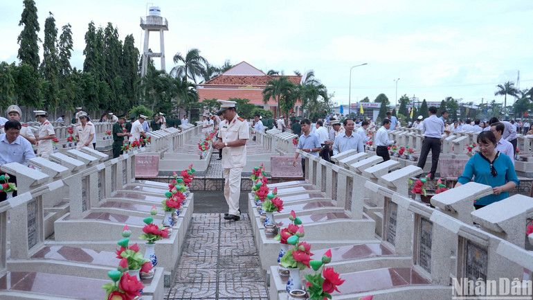 Chăm lo chu đáo cho mộ phần liệt sĩ tại Cà Mau còn thể hiện đạo lý “uống nước nhớ nguồn” tốt đẹp của dân tộc Việt Nam.