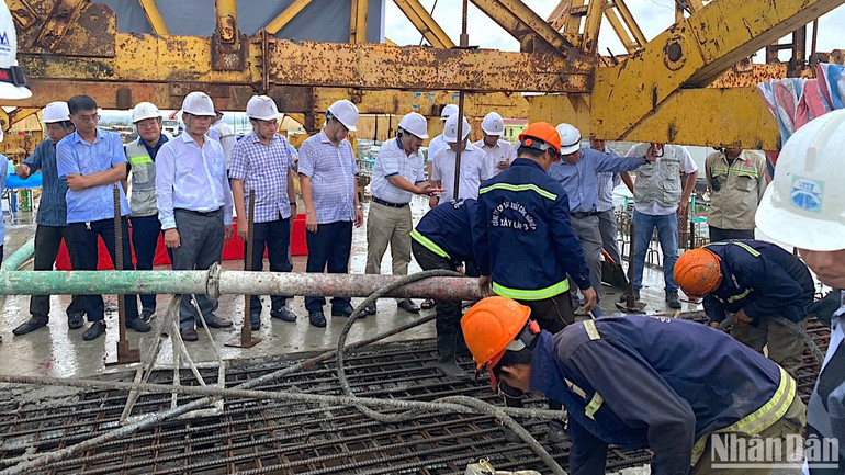 Lãnh đạo tỉnh Cà Mau và các đơn vị liên quan chứng kiến công đoạn hợp long cầu bắt qua sông Ông Đốc.