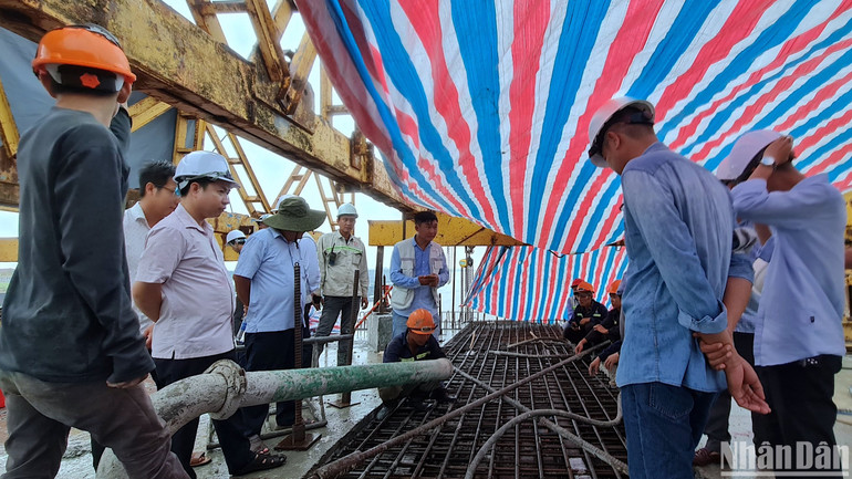 Đơn vị thi công đổ bê tông tại vị trí cầu hợp long vào sáng 10/11.