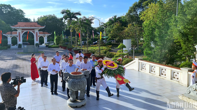 Đồng chí Lê Hoài Trung và lãnh đạo tỉnh Cà Mau dâng hoa, dâng hương tại khu tưởng niệm Chủ tịch Hồ Chí Minh (thành phố Cà Mau).