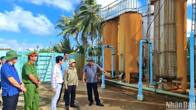 Chủ tịch Uỷ ban nhân dân tỉnh Cà Mau kiểm tra việc vận hành tại Trạm cấp nước liên xã Biển Bạch và Tân Bằng (huyện Thới Bình).