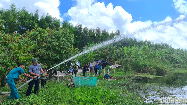 Chủ tịch Ủy ban nhân dân tỉnh Cà Mau Huỳnh Quốc Việt kiểm tra việc vận hành thiết bị chữa cháy tại Vườn Quốc gia U Minh hạ.