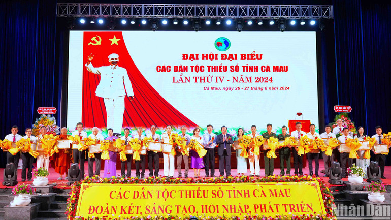 Trao bằng khen của Chủ tịch Ủy ban nhân dân tỉnh Cà Mau cho các tập thể và cá nhân có thành tích xuất sắc về phát triển kinh tế-xã hội, quốc phòng, an ninh.