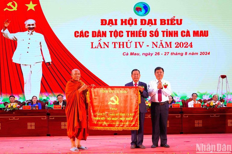 Ủy viên Trung ương Đảng, Bí thư Tỉnh ủy Cà Mau Nguyễn Tiến Hải (bên phải) trao bức trướng chúc mừng Đại hội.